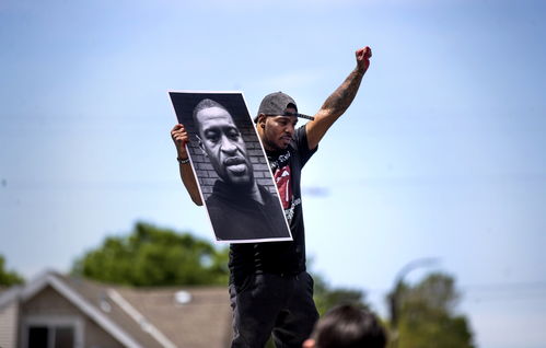 美国黑人乔治弗洛伊德被警察压死后,数百名愤怒的人上街抗议(美国黑人乔治之死)