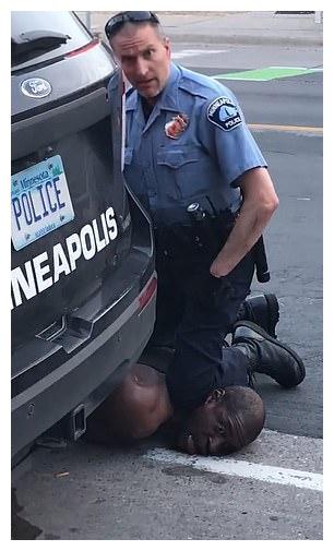 白人警察跪在膝盖上导致黑人男子死亡