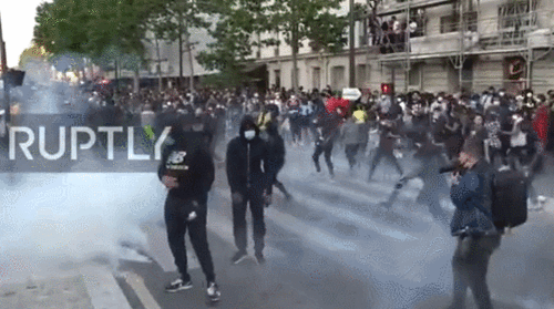 巴黎街头如战场,火焰烟雾笼罩,示威者戴口罩游行