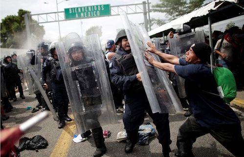 墨西哥警察被示威者用易燃液点燃,火焰立即吞噬了全身(墨西哥警察父子挖心)