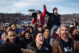 美国爆发抗议活动 大学生冲击球赛现场 被警方驱散逮捕