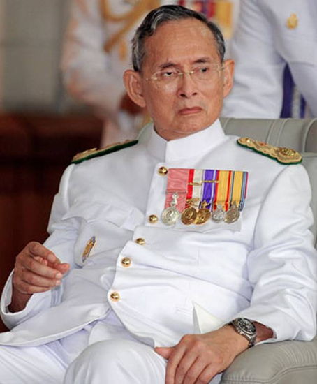 普密蓬国王传奇人生落幕 泰国未来局势备受关注 