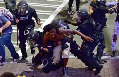 美国抗议者晚上和执法者对峙,白天到底在做什么 看后心中发酸