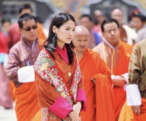 不丹女王的生日照片被曝光!30岁的佩玛长发披肩穿传统服装,不