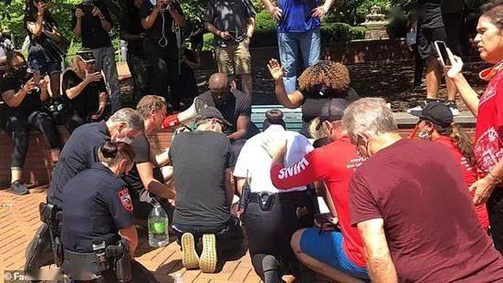 白人警察和社区成员聚集在一起,呼应耶稣在圣经中为门徒洗脚的故