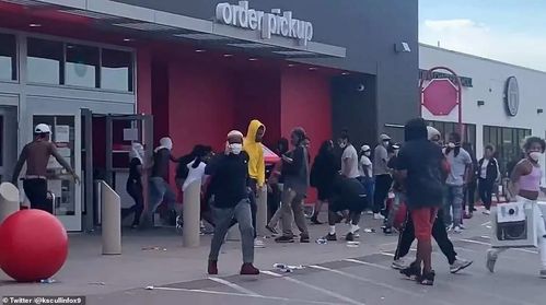 抗议升级!骚乱在美国很多地方爆发:示威者砸超市 焚烧国旗(南非骚乱持续升级)