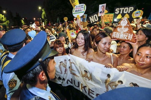 日本女性赤裸参加反核电游行 