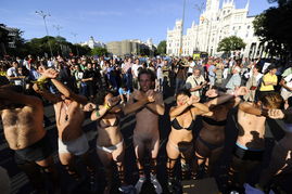 西班牙民众裸体游行抗议高失业率 