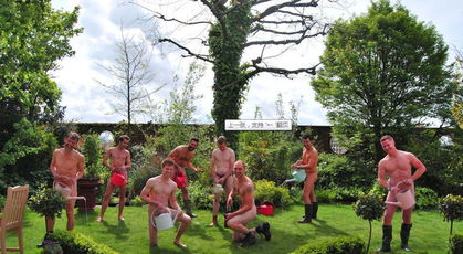 伦敦裸体男子庆祝世界裸体园艺日 