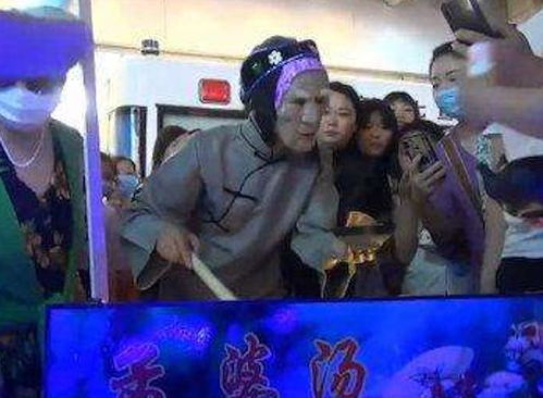 河南郑州街头出现 孟婆熬汤 ,人们争相拍照,扮演者让人意外