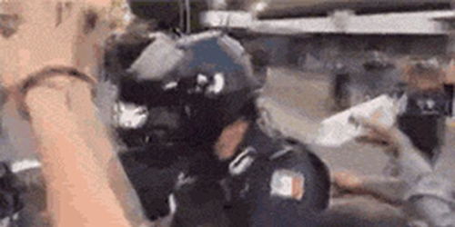 墨西哥警察被示威者用易燃液点燃,火焰立即吞噬了全身(墨西哥警察kiki)