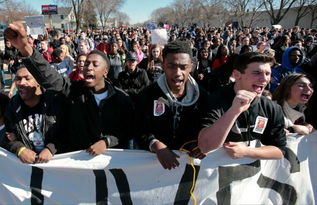 美国威斯康星州学生抗议警察枪杀非洲裔青年 组图 