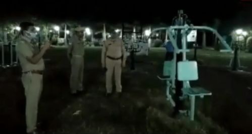 印度公园一健身器材深夜自己运动 警察和民众围一圈录视频