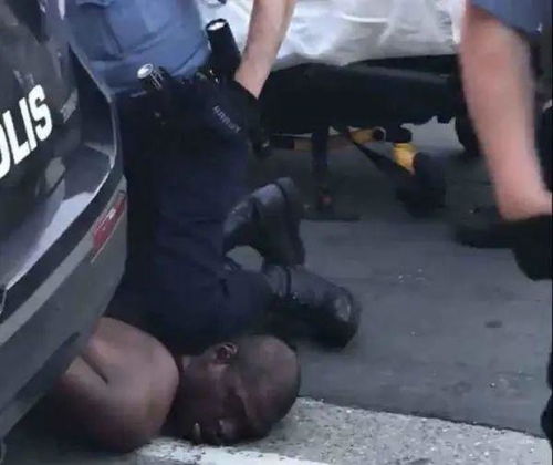 非裔美国人被白人警察跪死7分钟(美国人为什么是白人)