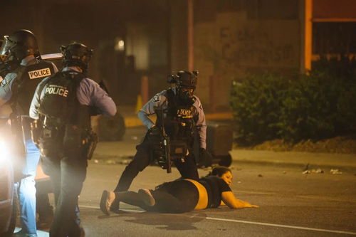 示威活动蔓延全美33城,国民警卫队出动 美国非裔男子遭警察跪压7分钟完整视频曝光