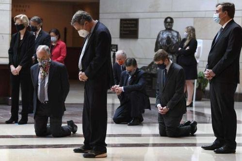 戴着肯特布围巾民主党国会议员跪下,纪念在警察暴行中丧生的黑人