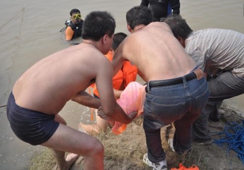 重庆8名小学生落水,一名学生失足7名学生施救落水 记者为何要火上浇油