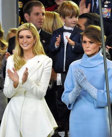 日媒 特朗普夫人和女儿就职典礼服装体现 美国优先