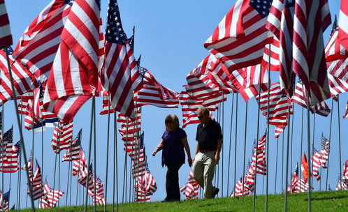 美国大学树起2997面国旗 悼念 911 恐怖袭击遇难者
