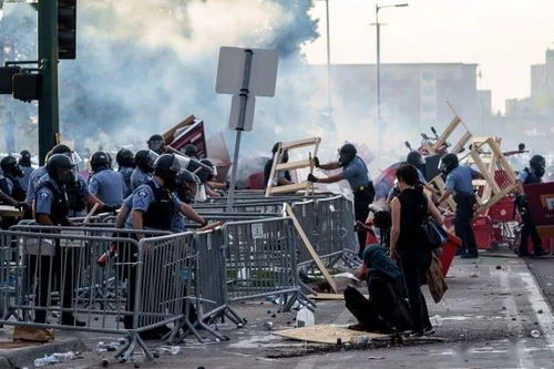 暴乱升级 美警察锁喉致死黑人后,抗议者冲进超市洗劫焚烧国旗