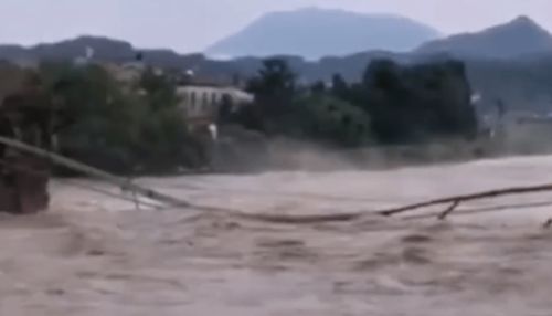 洪水凶猛,安徽宣城400年前明代石拱桥被冲毁