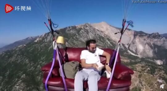 一名土耳其男子坐在沙发上玩滑翔伞 边飞边看电视(土耳其男子推孕妻)