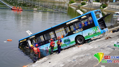 贵州公交坠湖致21人遇难 包括5名学生
