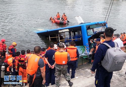 贵州安顺公交车坠湖已致21人死亡16人受伤
