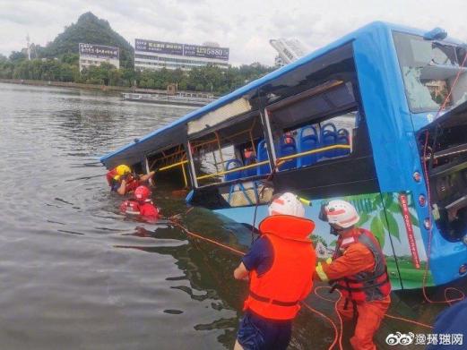 突发 贵州安顺一载有考生的公交车冲进水库,消防队伍已救出18人