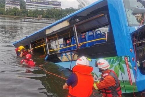 贵州坠湖公交车司机驾龄超20年 为什么还会坠湖 什么原因造成的 事件详情曝光