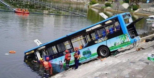最新 公交车冲进水库,落水前监控画面曝光,坠湖公交5名学生遇难