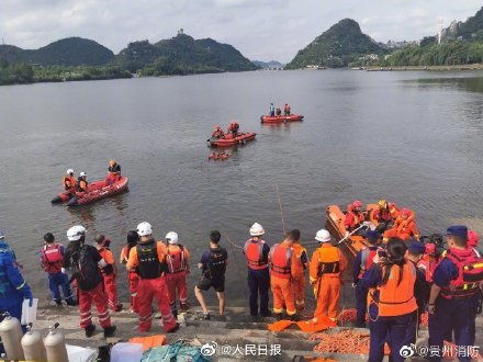 贵州公交坠湖幸存学生 拼命游出 满满一车人落水