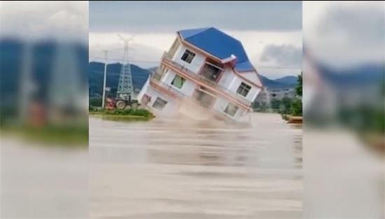 鄱阳县多栋楼房被洪水冲毁 村民提前转移无人伤亡 