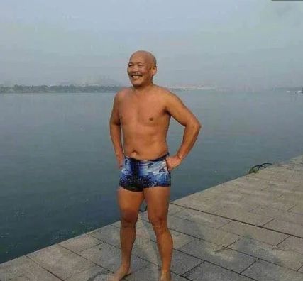 67岁大爷凭超高泳技 一口气救四个冲浪溺水年轻人