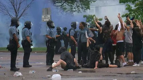 美国警方用爆震弹驱散抗议者 一黑人男子遭锁喉死亡 美国警察暴力执法引冲突 