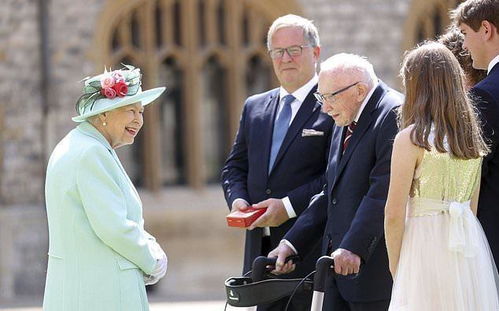 94岁英女王一身绿大衣助力孙女婚礼 公主成王室历史上首个后妈