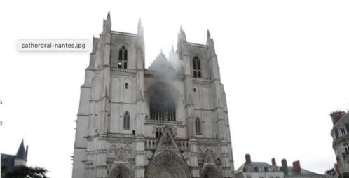 继巴黎圣母院起火后,法国南特15世纪教堂发生火灾