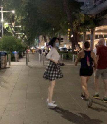 51岁许晴夜跑被偶遇,完美身材就像少女,网友 说她20岁我也信