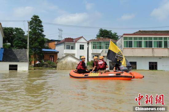 安徽庐江部分村镇被洪水围困 救援人员运送生活物资