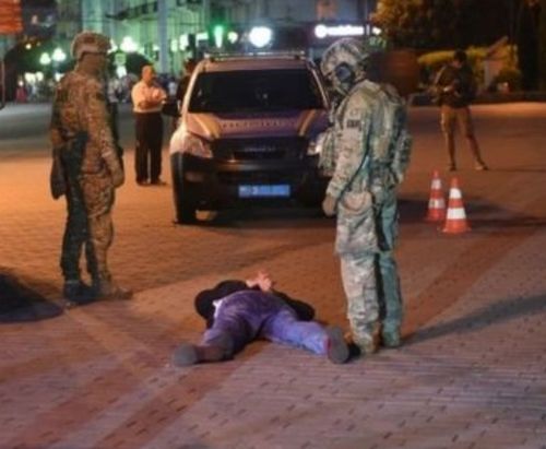 乌克兰公交车遭劫持,劫匪向总统提出奇葩要求,呼吁看一部电影