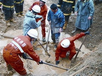 特大暴雨袭双峰 市长率人泥石流中刨出5人 