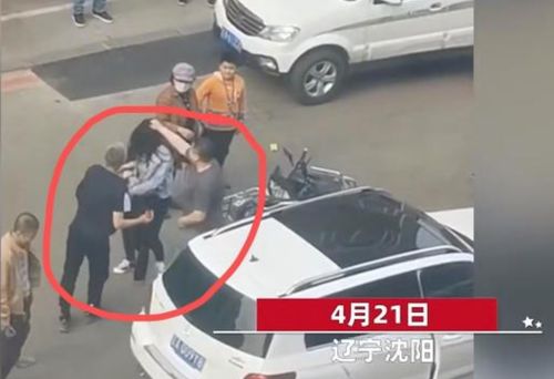 女子骑电动车与奔驰发生剐蹭,遭两男子殴打流血,警方已介入调查