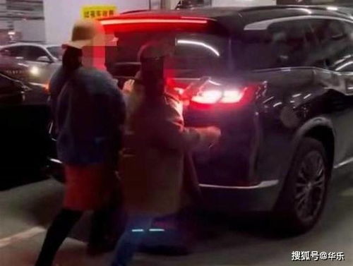 南京一女子 人肉占车位 ,被车辆逼得后退,司机 这是车位,不是人位