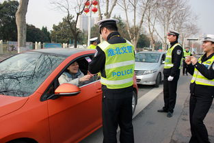 三八妇女节 淮北交警街头送花浪漫执法 