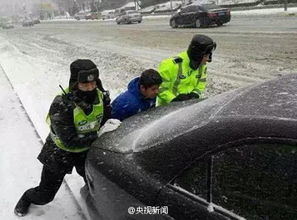 大连交警雪中推车 因太累跪倒在马路上休息 