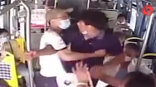 公交司机被人锁喉 18岁高考生瞬间挺身而出