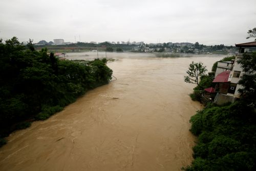 恩施一地狂降暴雨,河水猛涨,洪水穿街