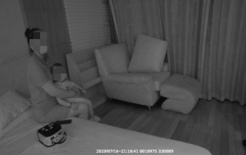 女子带娃私闯豪宅躺床上吹调睡,面对质问 大不了给你点钱