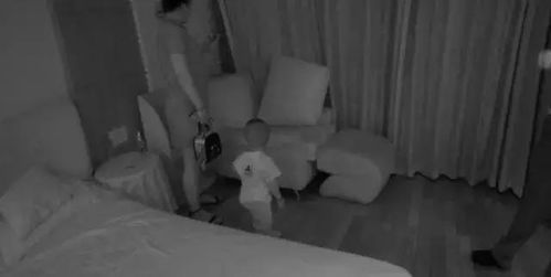 女子带娃私闯豪宅躺床上吹空调睡 主人回家慌忙报警