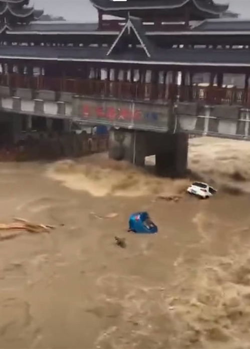 湖北建始洪灾致5死1失联 河水一夜暴涨近6米,市民连夜清淤